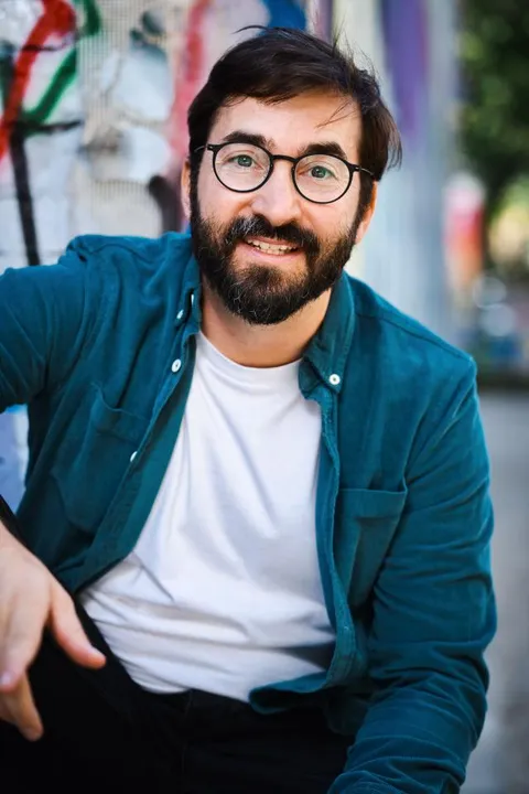Angelo F. ist ein männliches Moderation Model mit grünen Augen und dunkelbraunen Haaren aus Köln