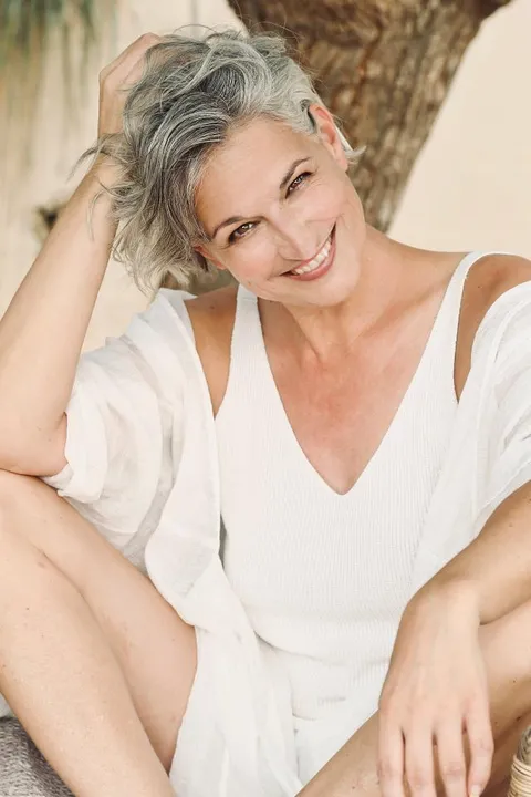Sandra N. ist ein weibliches People Model mit grün-braunen Augen und grauen Haaren aus Mannheim