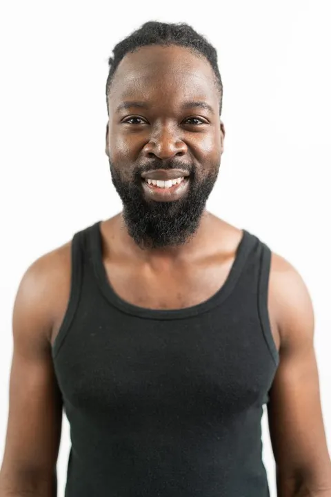 Larry R. ist ein männliches People of Color Model mit braunen Augen und schwarzen Haaren aus Stuttgart