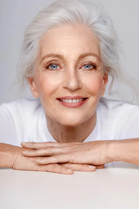 Andrea G. ist ein weibliches Mainboard Model mit blauen Augen und silbergrauen Haaren aus Stuttgart