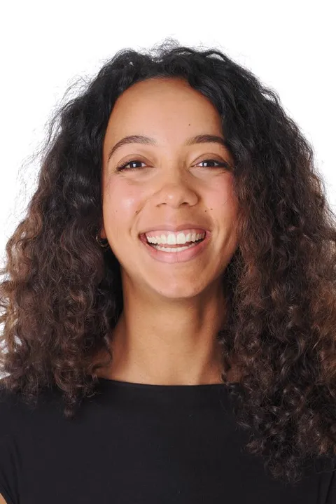 Emma H. ist ein weibliches  Model mit braunen Augen und dunkelbraunen Haaren aus Stuttgart