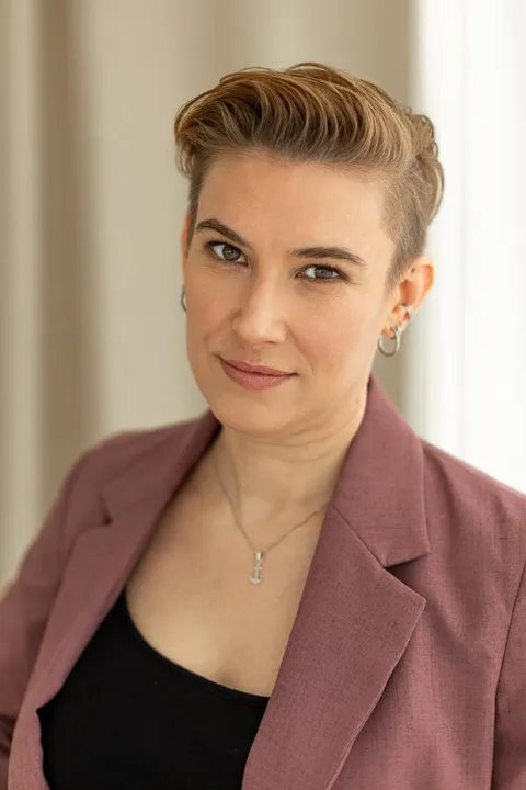 Christine K. ist ein weibliches People Model mit braunen Augen und dunkelblonden Haaren aus München