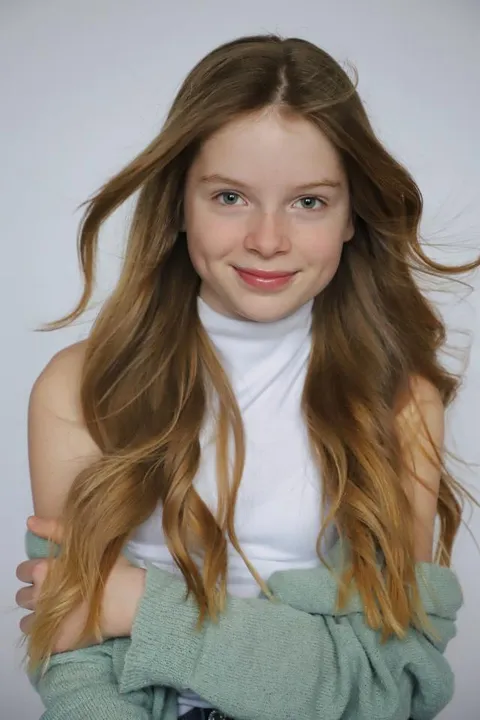 Mirja N. ist ein weibliches  Model mit grünen Augen und blonden Haaren aus Stuttgart