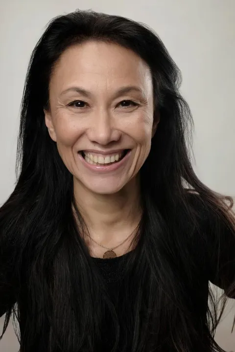 Kimi R. ist ein weibliches Best Ager Model mit braunen Augen und schwarzen Haaren aus Stuttgart