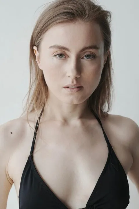 Nina E. ist ein weibliches Mainboard Model mit grünen Augen und blonden Haaren aus Frankfurt