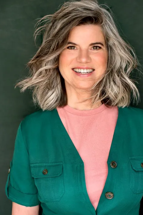 Susann B. ist ein weibliches Best Ager Model mit braun-grünen Augen und gräulichen Haaren aus Stuttgart