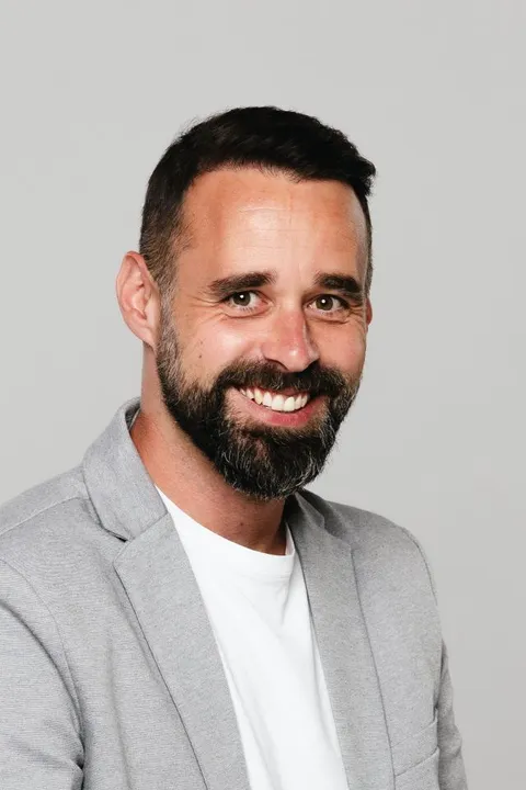 Paul S. ist ein männliches People Model mit grün-braunen Augen und schwarzen Haaren aus Stuttgart