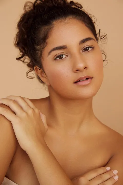 Elisha M. ist ein weibliches Beauty Model mit braunen Augen und dunkelbraunen Haaren aus Stuttgart