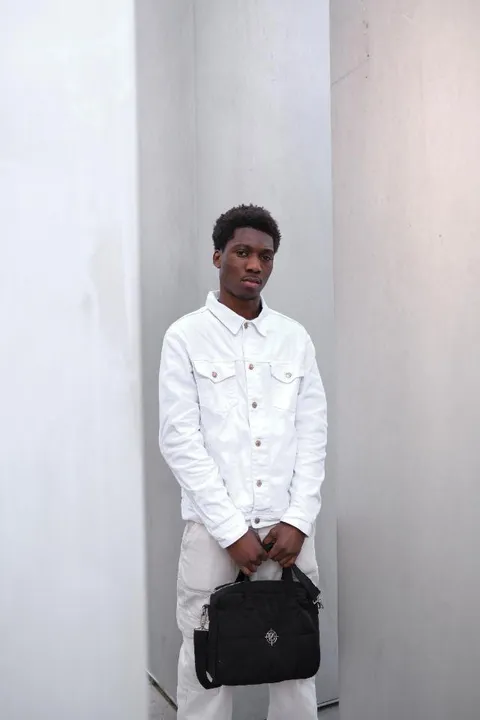 10. Bild von Enock E. aus seiner Sedcard