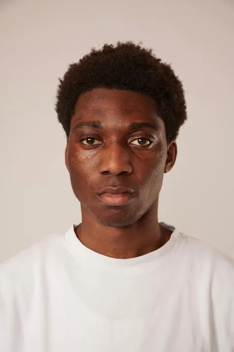 Enock  A. ist ein männliches People of Color Model mit braunen Augen und schwarzen Haaren aus Stuttgart