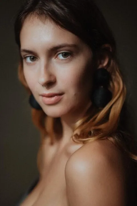 Jil M. ist ein weibliches Fashion Model mit grünen Augen und dunkelblonden Haaren aus Stuttgart