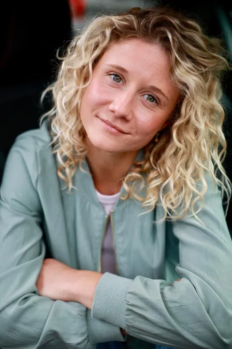 Farina G. ist ein weibliches Actors Model mit blau-grünen Augen und  blond en Haaren aus Stuttgart