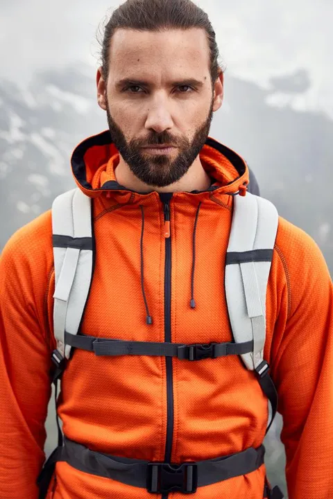 Benjamin M. ist ein männliches Beauty Model mit braunen Augen und braunen Haaren aus München