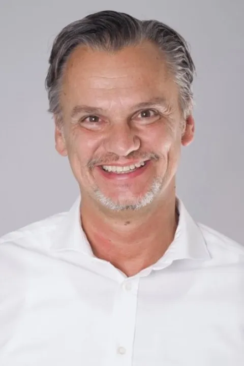 Johann L. ist ein männliches People Model mit braunen Augen und dunkelbraunen Haaren aus Stuttgart