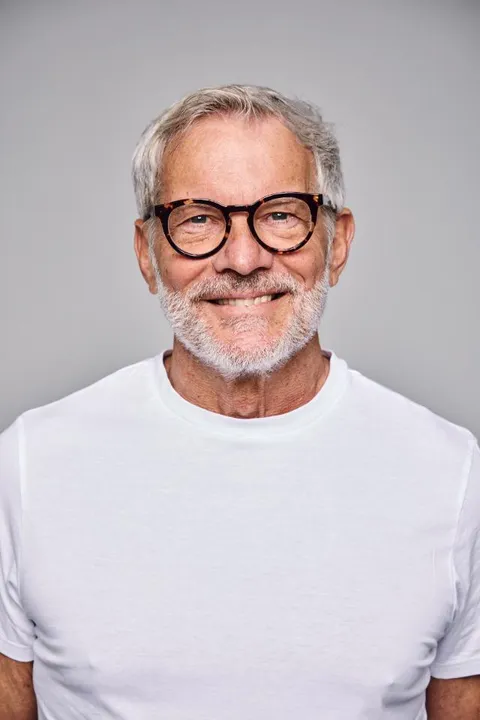 Gerald G. ist ein männliches Best Ager Model mit blau-grünen Augen und gräulichen Haaren aus Stuttgart