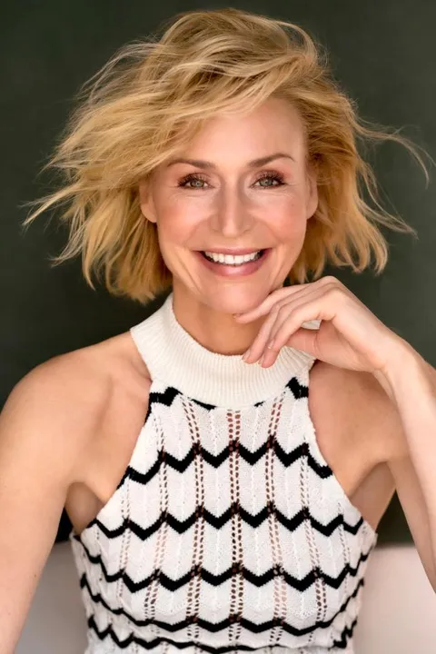 Christine J. ist ein weibliches Mainboard Model mit grünen Augen und blonden Haaren aus Düsseldorf