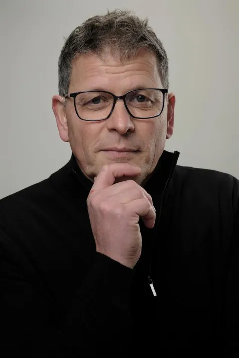 Albert D. ist ein männliches People Model mit blau-grauen Augen und gräulichen Haaren aus Stuttgart