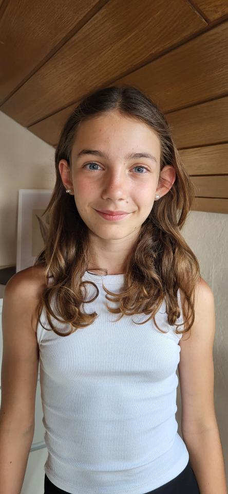 Kim-Lena L. ist ein weibliches Mainboard Model mit blauen Augen und dunkelblonden Haaren aus Stuttgart