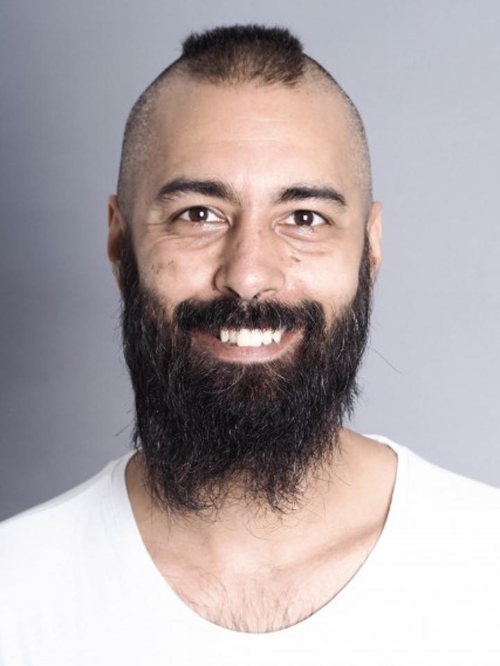 DAVE. e. R. ist ein männliches People of Color Model mit braunen Augen und schwarzen Haaren aus Stuttgart