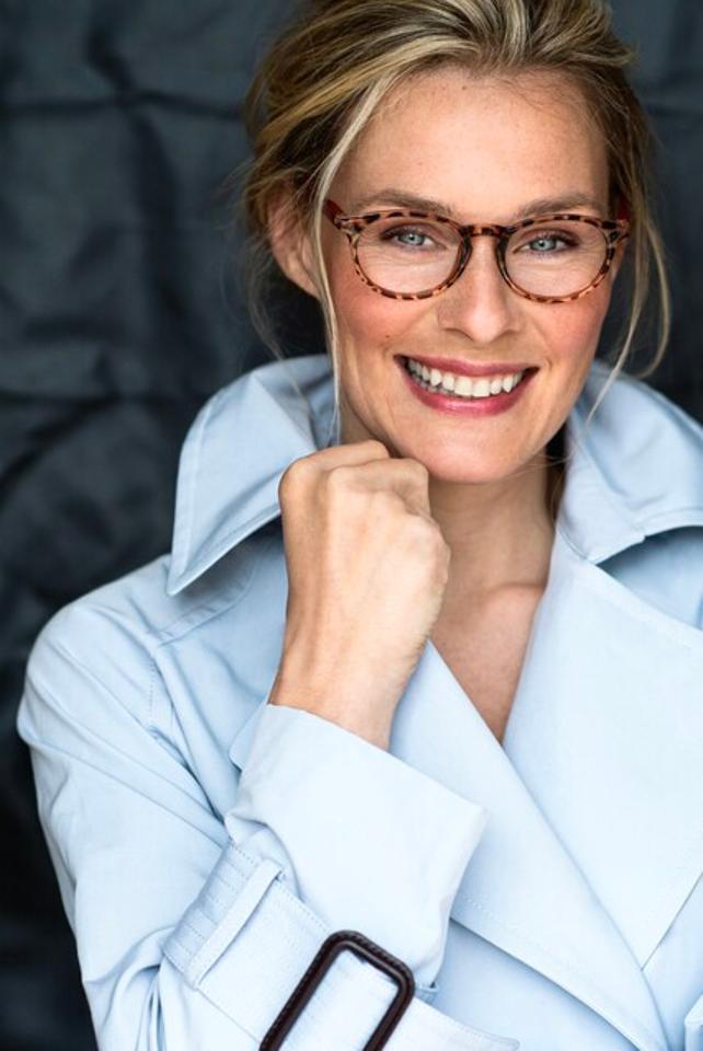 Alexandra H. ist ein weibliches Mainboard Model mit grau-grünen Augen und dunkelblonden Haaren aus München