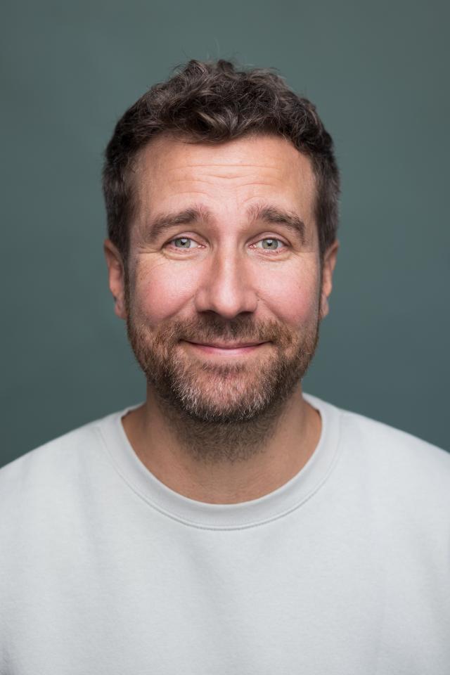 Cai S. ist ein männliches Mainboard Model mit grünen Augen und braunen Haaren aus Berlin
