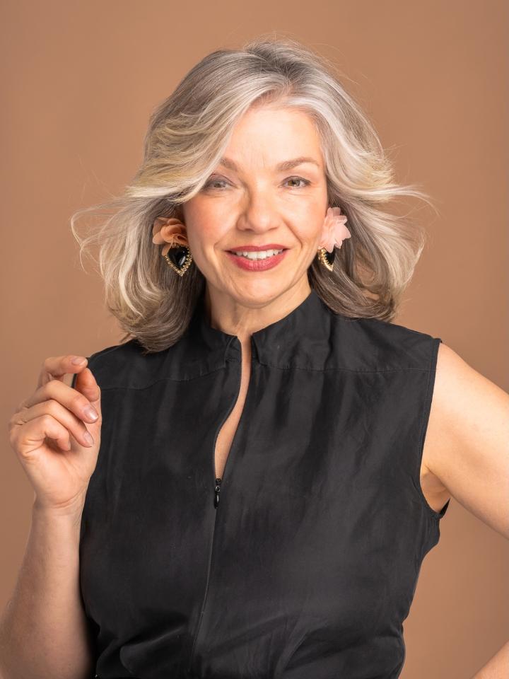 Susanne Hanka V. ist ein weibliches Best Ager Model mit braun-grünen Augen und silbergrauen Haaren aus Hamburg