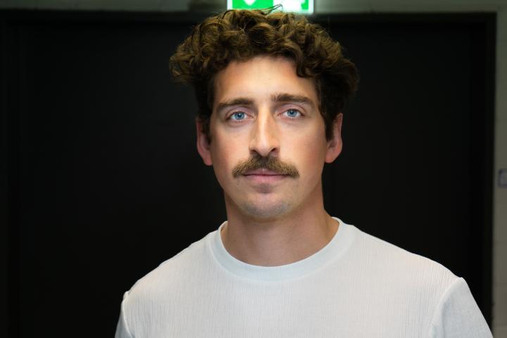Jonas N. ist ein männliches Actors Model mit blauen Augen und hellbraunen Haaren aus Frankfurt