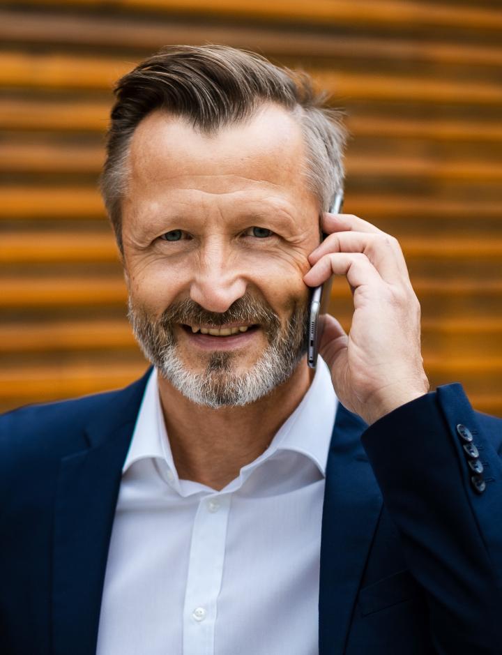 Mike F. ist ein männliches Best Ager Model mit blauen Augen und dunkelblonden Haaren aus Berlin