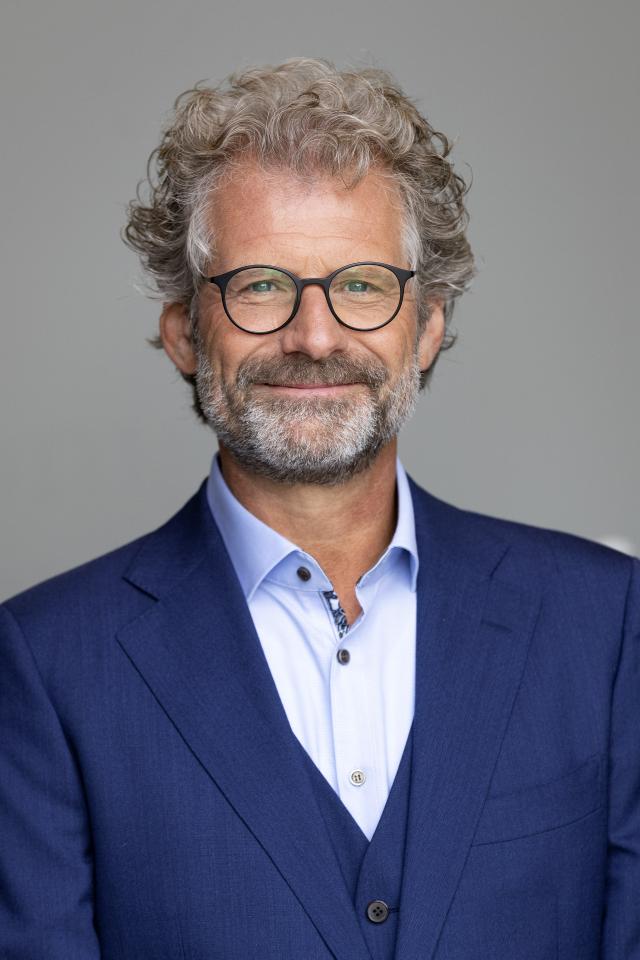 Bob L. ist ein männliches Best Ager Model mit blauen Augen und  grau en Haaren aus Ausland