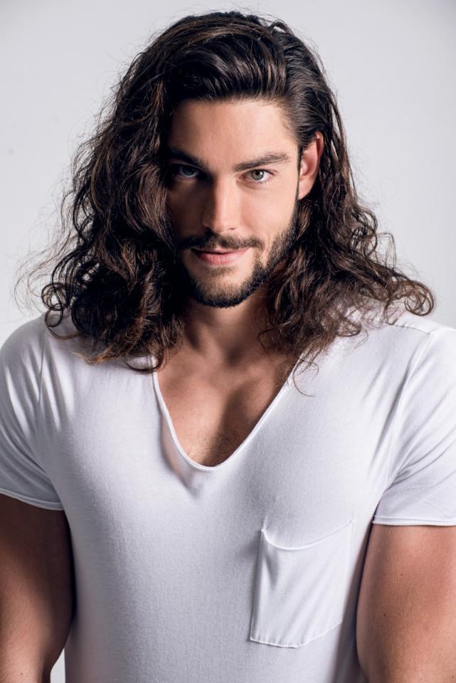 Daniel M. ist ein männliches Mainboard Model mit braun-grünen Augen und dunkelbraunen Haaren aus Stuttgart