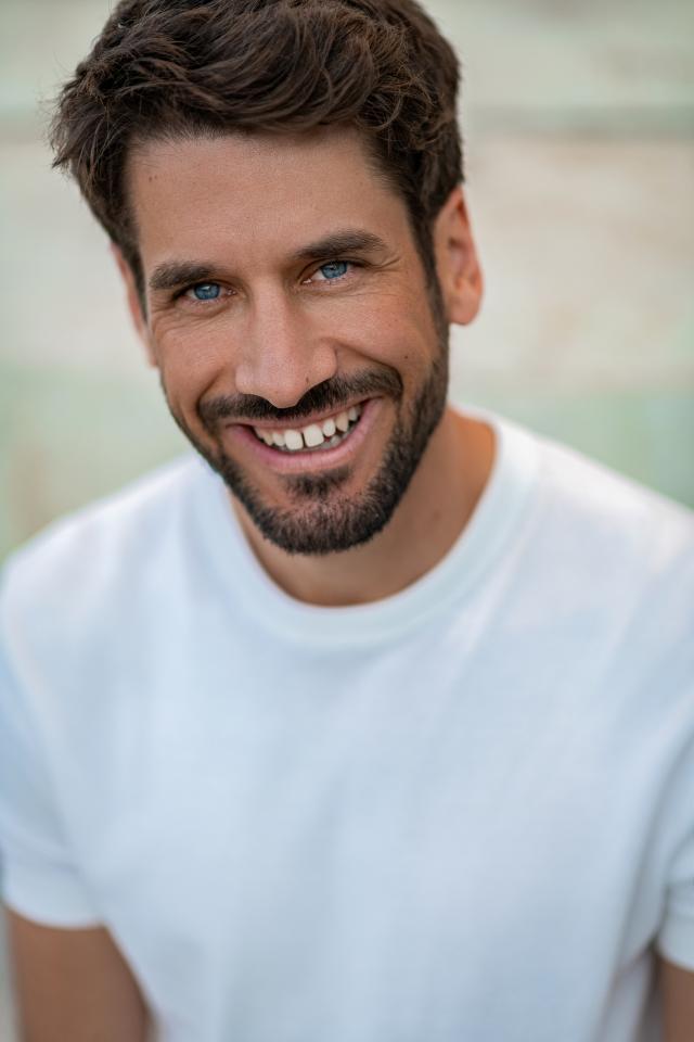 Peter O. ist ein männliches Mainboard Model mit blauen Augen und braunen Haaren aus München