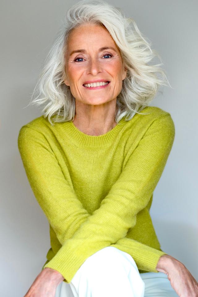Hella W. ist ein weibliches Sport Model mit blauen Augen und weißen Haaren aus Stuttgart