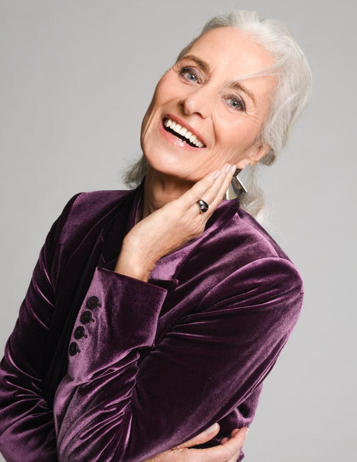 Hella W. ist ein weibliches Best Ager Model mit blauen Augen und weißen Haaren aus Stuttgart