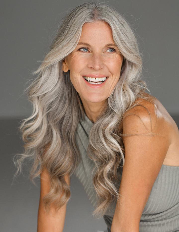 Charlene C. ist ein weibliches Sport Model mit blauen Augen und grauen Haaren aus Nürnberg