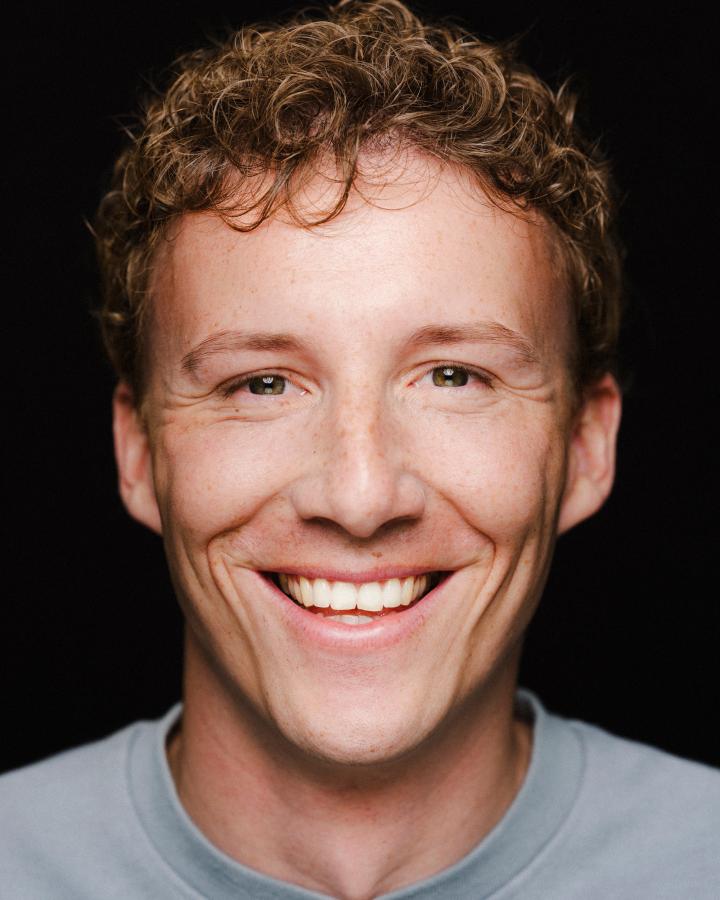 Dustin C. ist ein männliches Mainboard Model mit grünen Augen und hellbraunen Haaren aus Hamburg