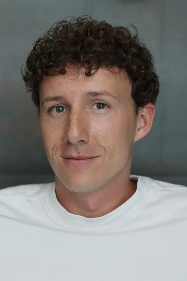 Dustin C. ist ein männliches Mainboard Model mit grünen Augen und hellbraunen Haaren aus Hamburg