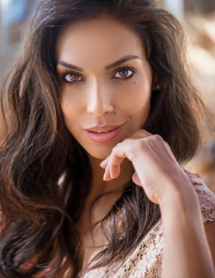 Canan Chandni B. ist ein weibliches Moderation Model mit braunen Augen und dunkelbraunen Haaren aus Stuttgart