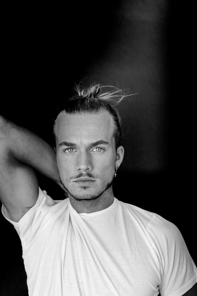 Maximilian D. ist ein männliches Beauty Model mit blau-grünen Augen und dunkelblonden Haaren aus Düsseldorf