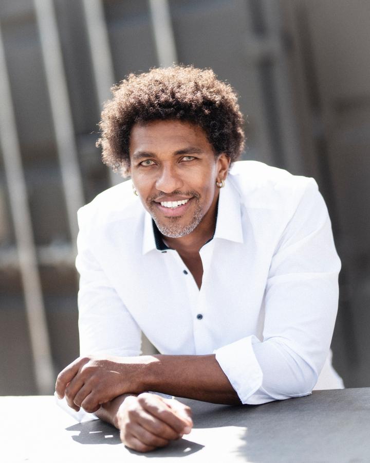 Marcio O. ist ein männliches People of Color Model mit grünen Augen und schwarzen Haaren aus Stuttgart