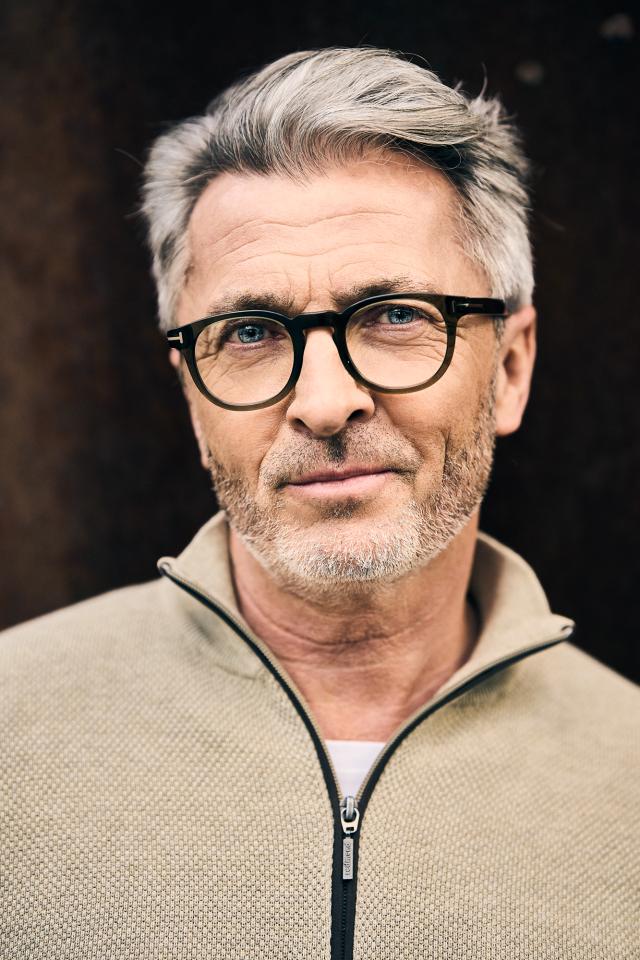 Oliver K. ist ein männliches Best Ager Model mit blauen Augen und gräulichen Haaren aus Düsseldorf