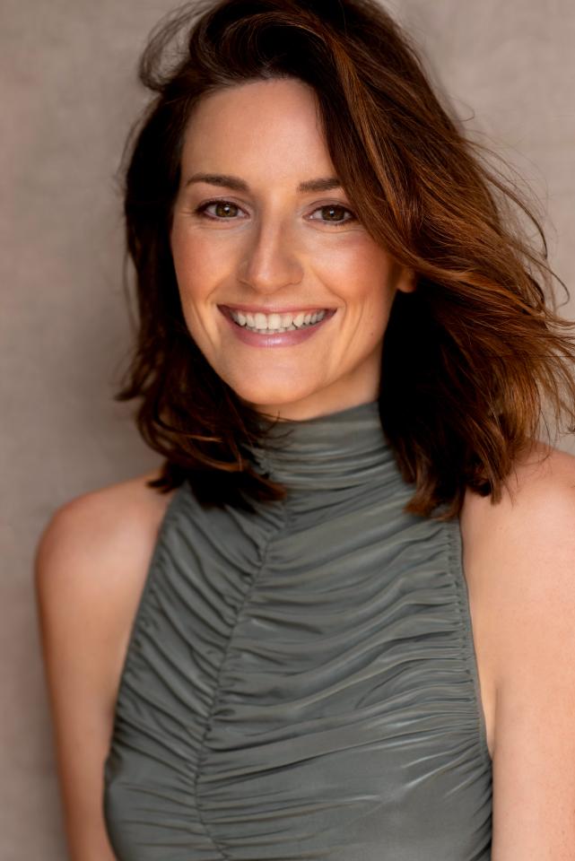 Carolin S. ist ein weibliches Mainboard Model mit grün-braunen Augen und braunen Haaren aus Stuttgart