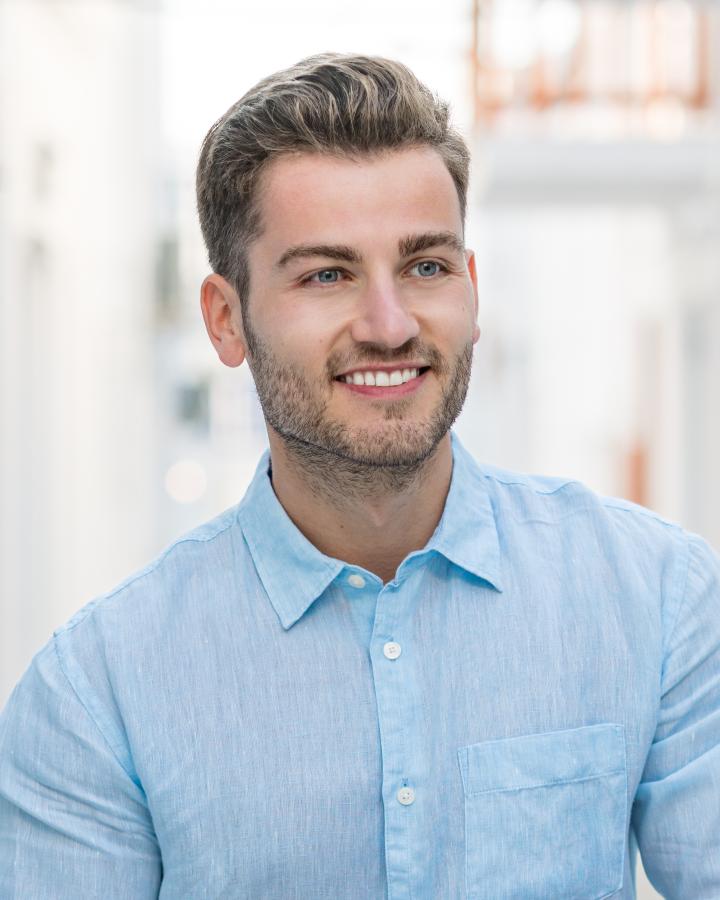Leon K. ist ein männliches Mainboard Model mit blau-grünen Augen und hellbraunen Haaren aus Bielefeld