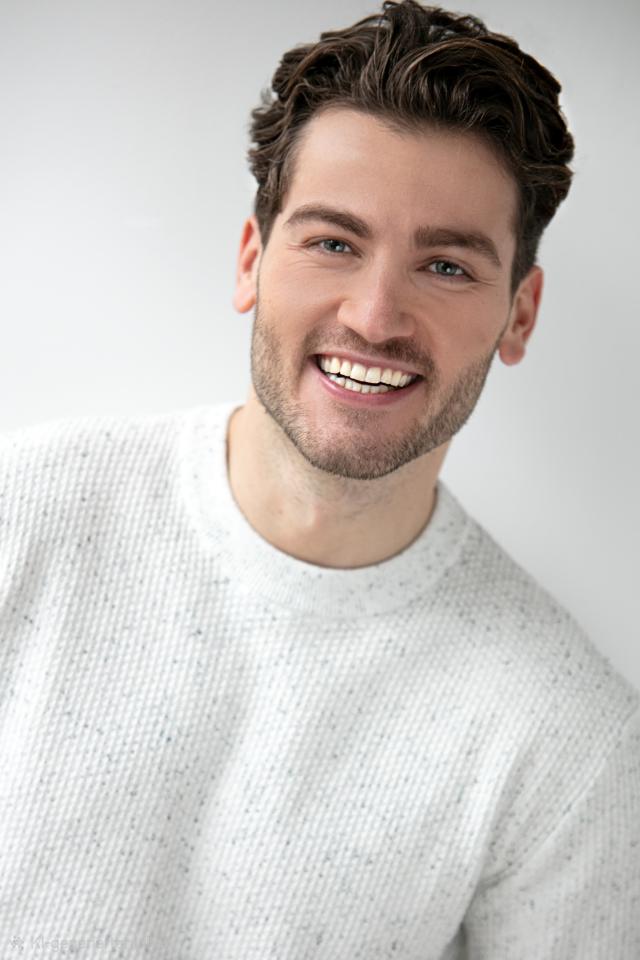 Leon K. ist ein männliches Moderation Model mit blau-grünen Augen und hellbraunen Haaren aus Bielefeld