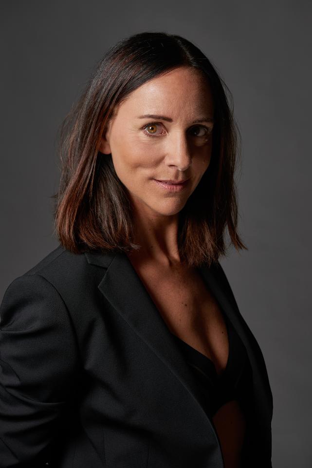 Anita K. ist ein weibliches Moderation Model mit grün-braunen Augen und dunkelbraunen Haaren aus Hamburg