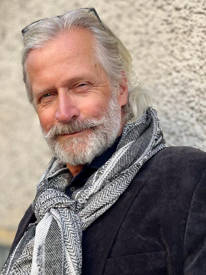 Karl-Heinz  E. ist ein männliches Best Ager Model mit blauen Augen und gräulichen Haaren aus Stuttgart