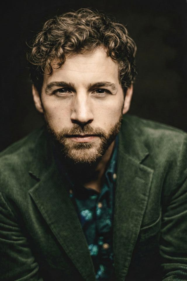 Tobias N. ist ein männliches Mainboard Model mit blau-grünen Augen und dunkelblonden Haaren aus Frankfurt