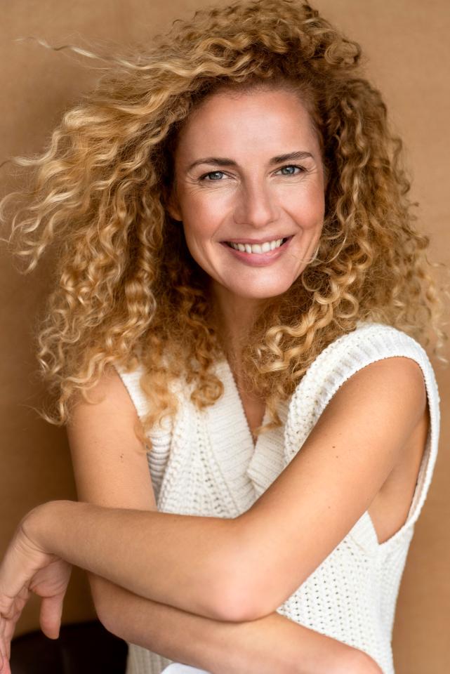 Elena R. ist ein weibliches Actors Model mit grünen Augen und blonden Haaren aus München