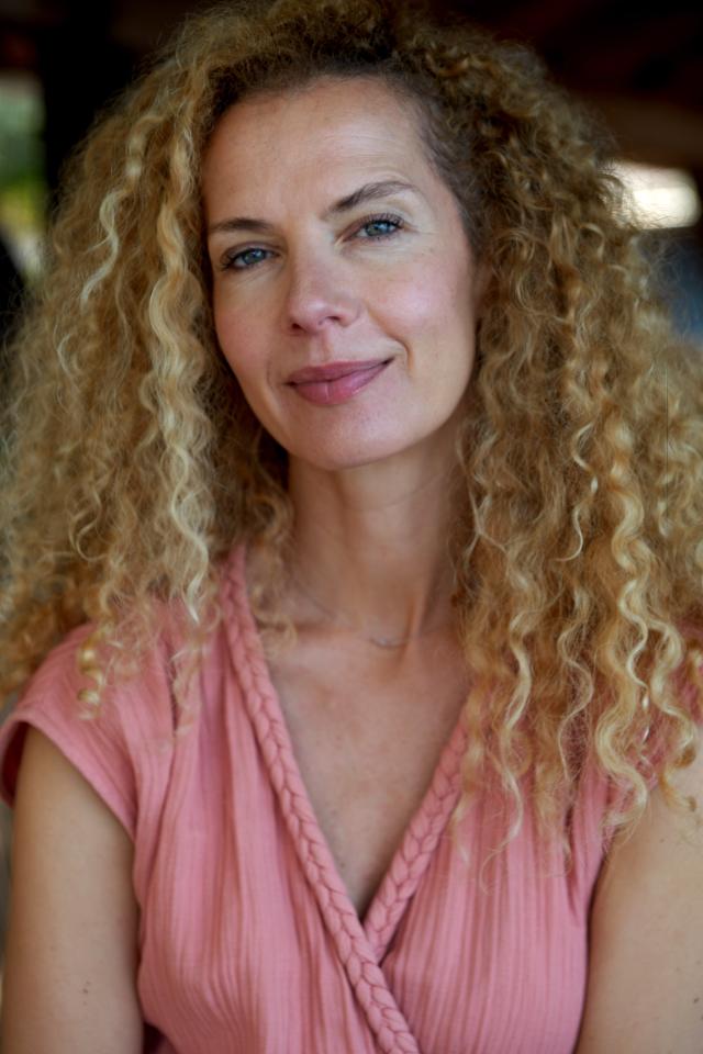 Elena R. ist ein weibliches Actors Model mit grünen Augen und blonden Haaren aus München