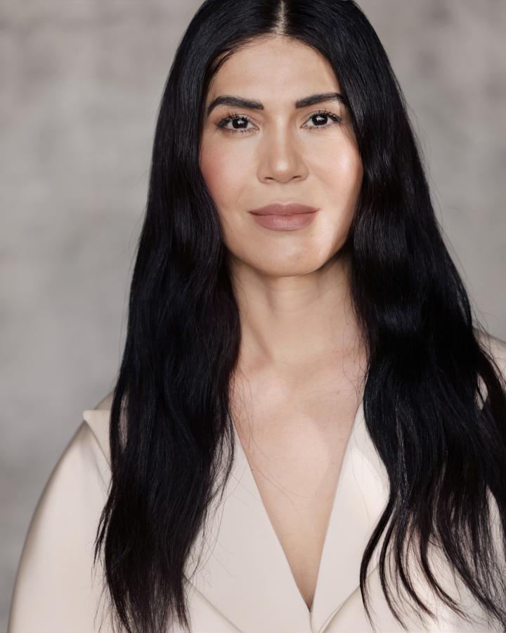 Laura K. ist ein weibliches People of Color Model mit braunen Augen und dunkelbraunen Haaren aus Düsseldorf
