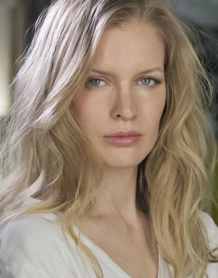 Sunny K. ist ein weibliches Actors Model mit blau-grünen Augen und dunkelblonden Haaren aus Stuttgart